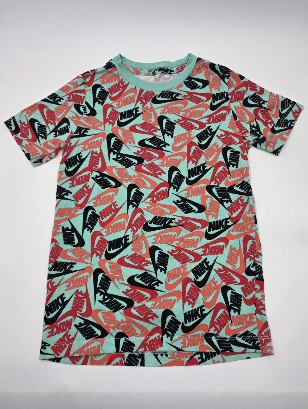 Nike boys' allover logo tee size M